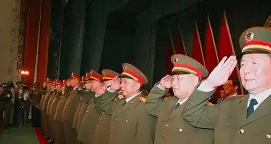 1988年，授衔有个“怪”现象：职务差距大，军衔一样！主要看什么“1988年7