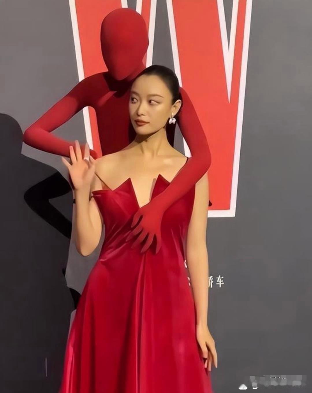 倪妮这衣服设计是想表达什么，这设计师的脑洞真大也不知道设计师当时怎么想的，感觉这