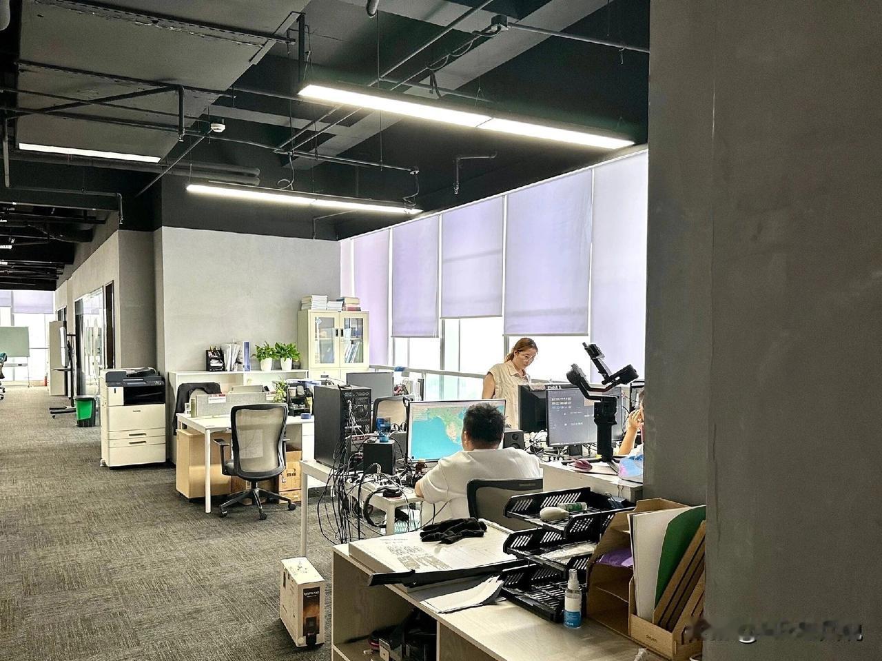 公司一男同事早上愁眉苦脸的来上班，大家关心的问怎么了，同事哀怨的说媳妇（全职在家