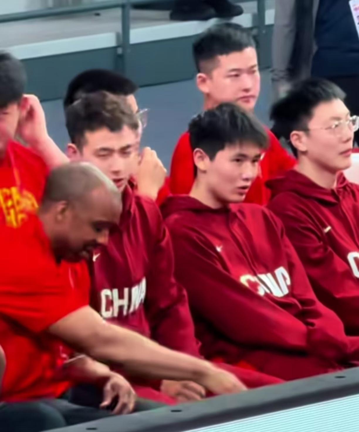 男篮两场热身赛打完，我不意外赵继伟和胡明轩等老队员没参战；我也不意外庞峥麟和廖三