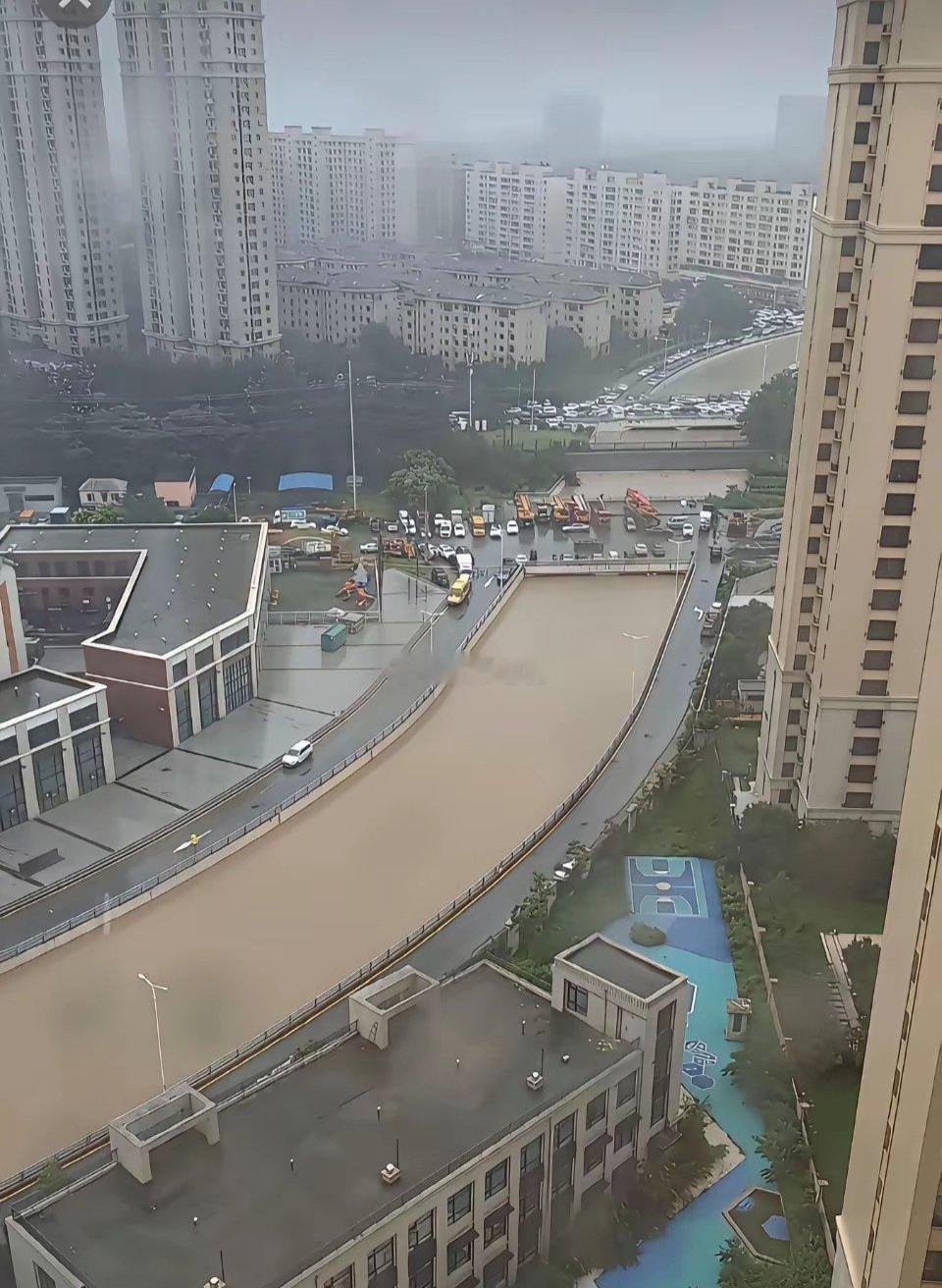 这怎么设计的？下雨的时候充当排水？​​​