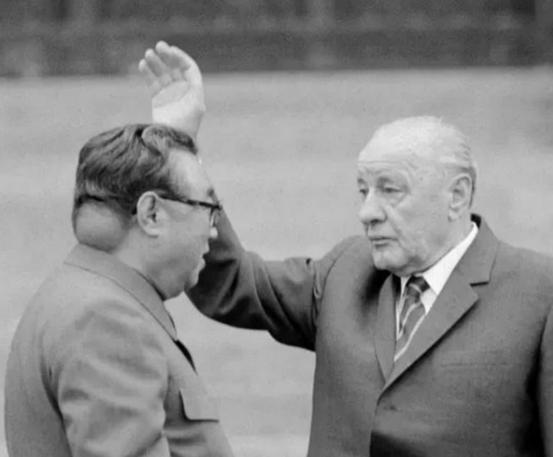 1970年代。金日成颈部右侧长了一个大肿瘤。因为该肿瘤位置特殊，手术危险性极大，