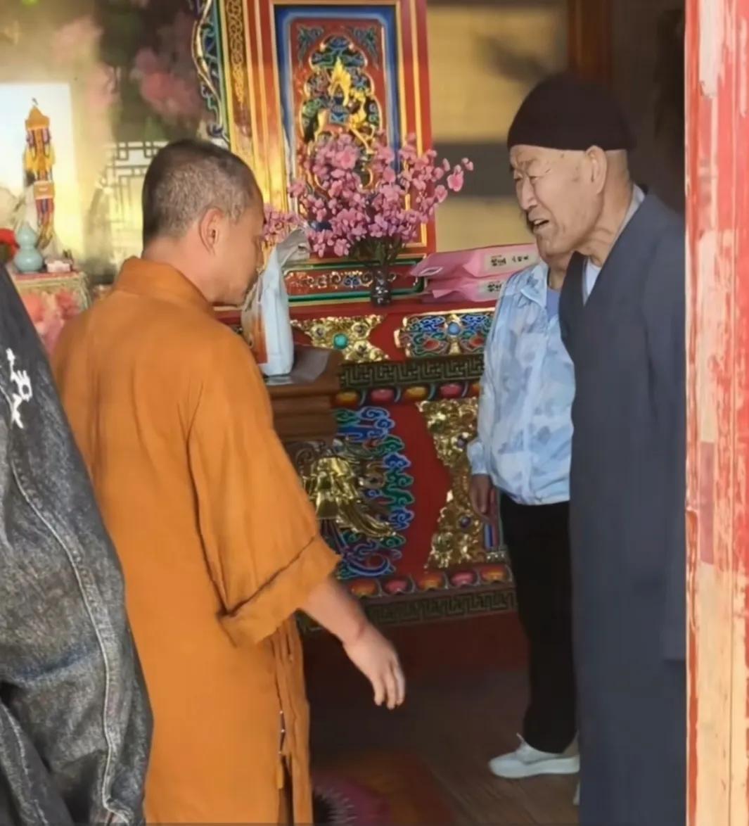 近日在五台山一处寺庙，一对老年夫妻给寺庙供奉了一袋面粉，两袋米，却遭到寺庙和尚的