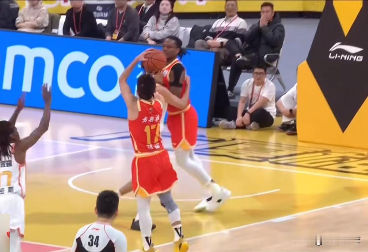 孙铭徽戴的面具有点大啊！一个劲的掉，不过还是挺准，三分球手起刀落啊！