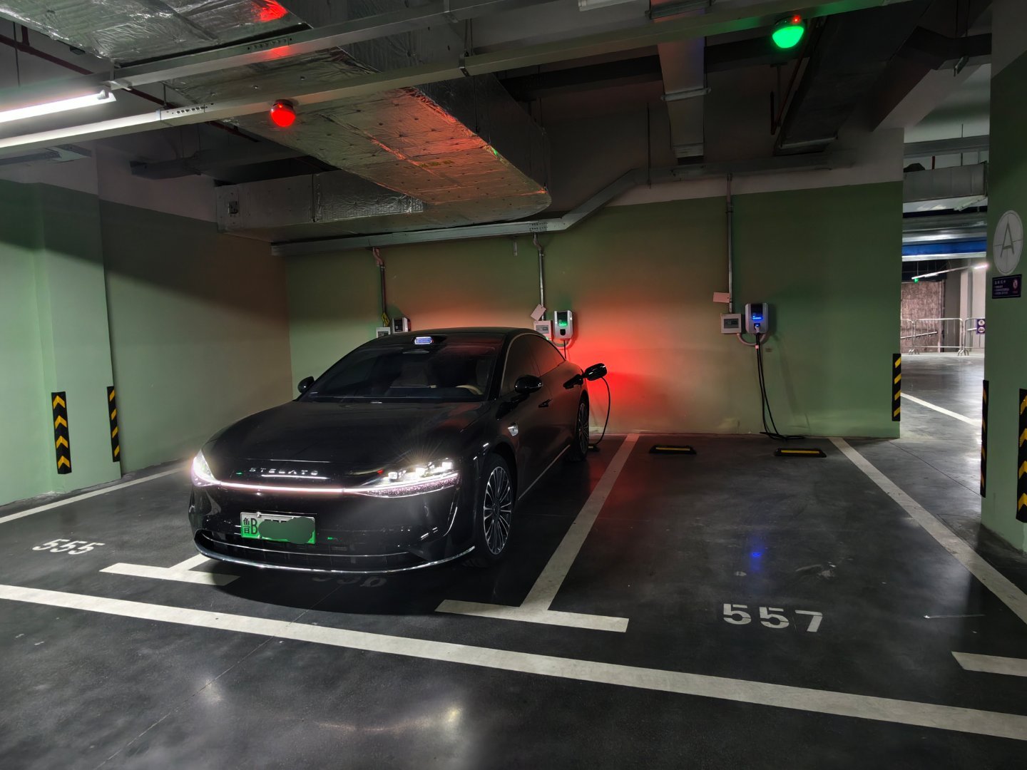 喜欢这种宽大扶手箱的设计可以当鼠标垫用，太方便了牛马就是牛马，放假也要搬砖呜呜呜