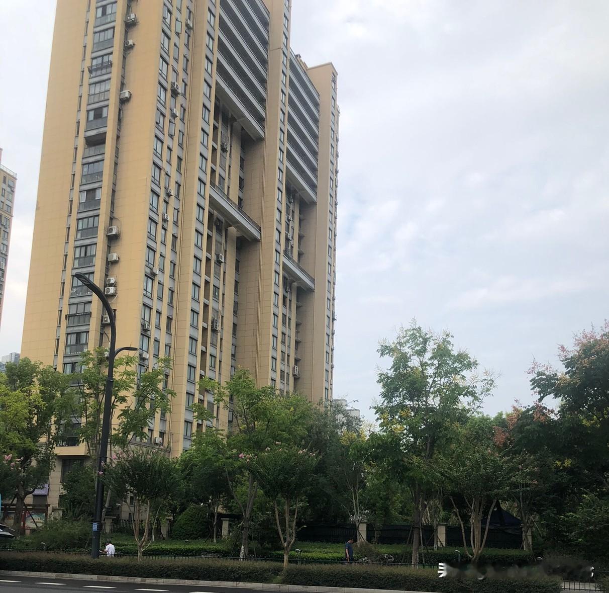 我想问问大家，父母出钱帮助我买房，这算不算我在啃老？我最近要买一套房子，可是
