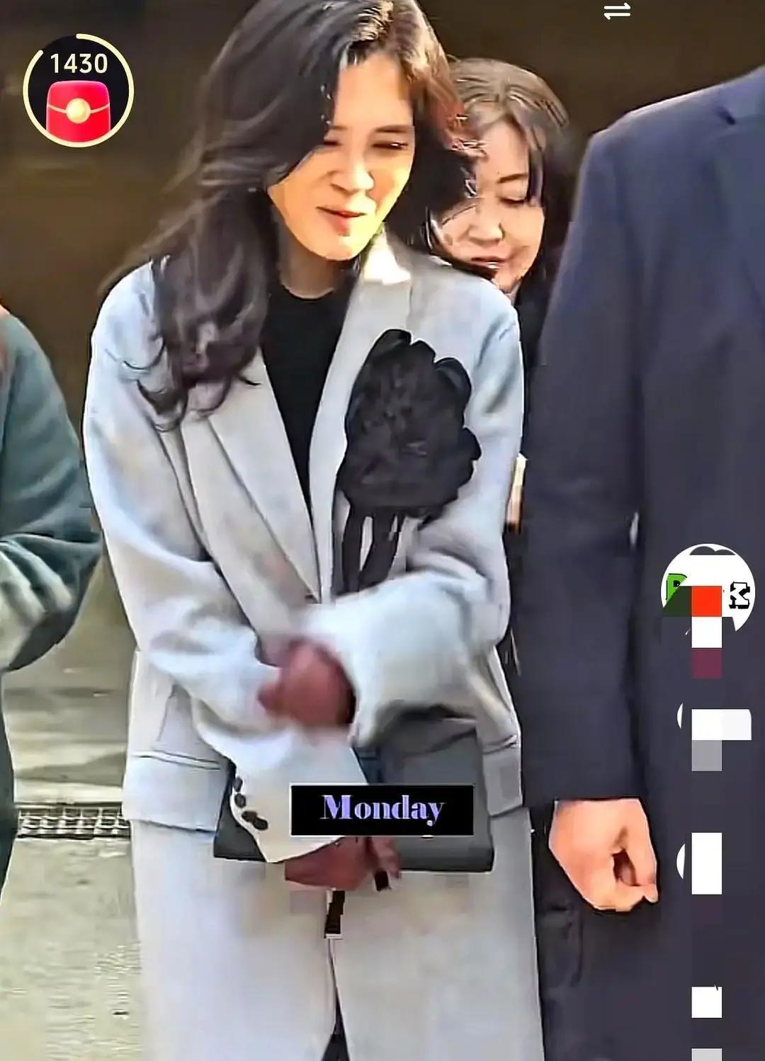 刷到李富真走路视频，我直接笑出声。三星长公主，走路却像刚下班的社畜——腿微