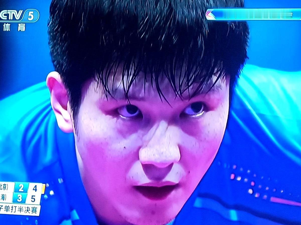 “领先两局还被翻，是不是命？”——看台上有人小声嘀咕。王楚钦自己也摇头：关键