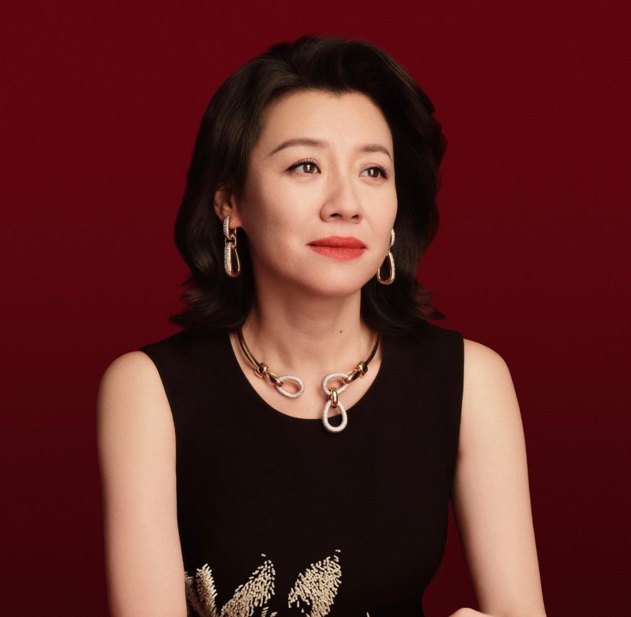 主持人问刘琳，“你常年在剧组拍戏，孩子谁带？”刘琳说，“孩子还没上学的时候，我和