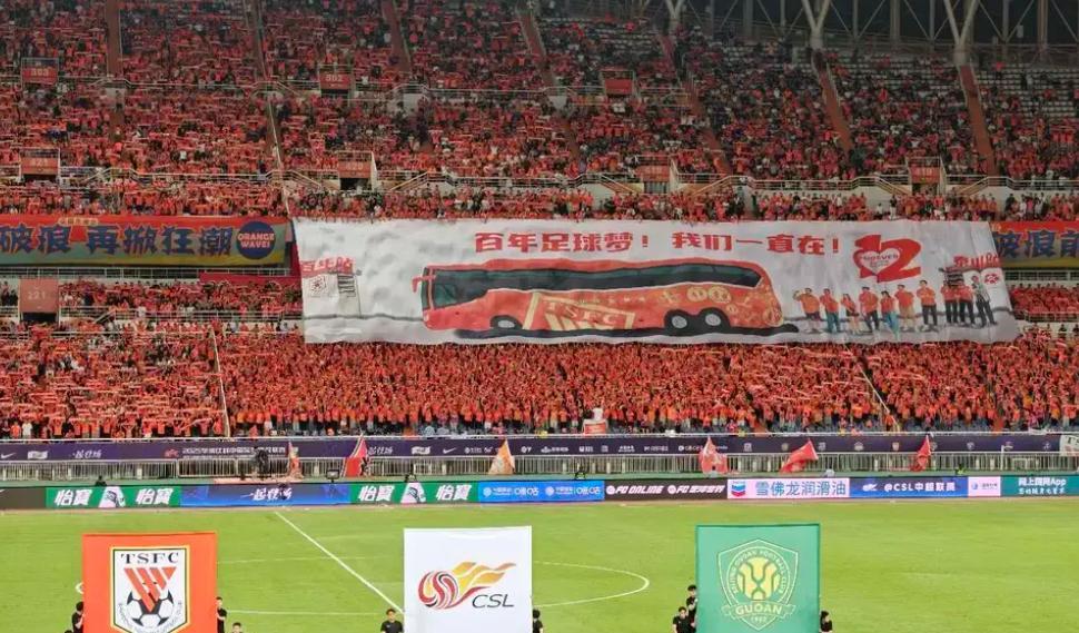 在和北京国安的比赛中，山东泰山球迷创造了这样一个Tifo。从内容来看，这个大巴车