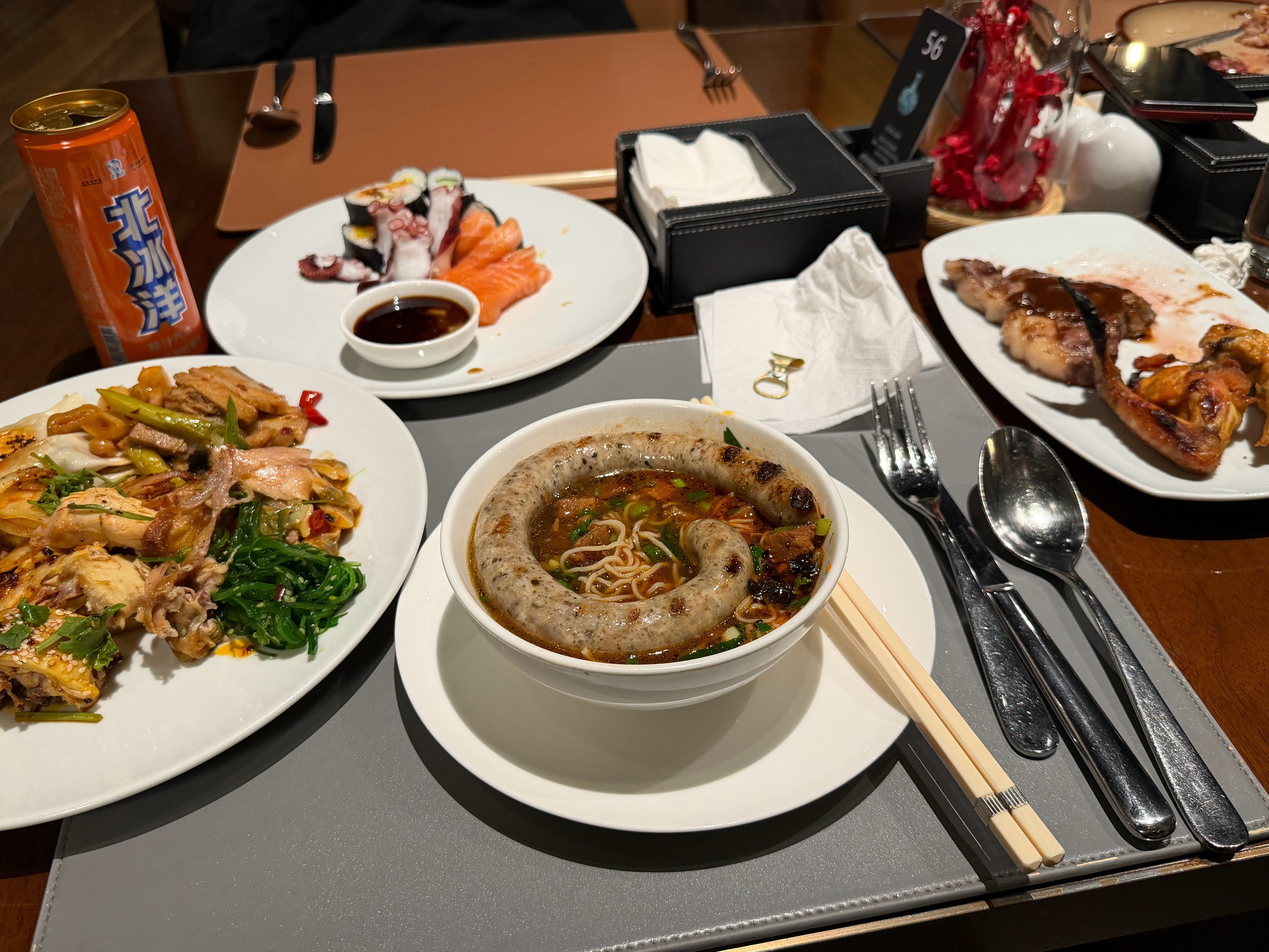 在北京这几天的伙食真好，南门涮肉、豪华自助餐，都把我吃胖了。