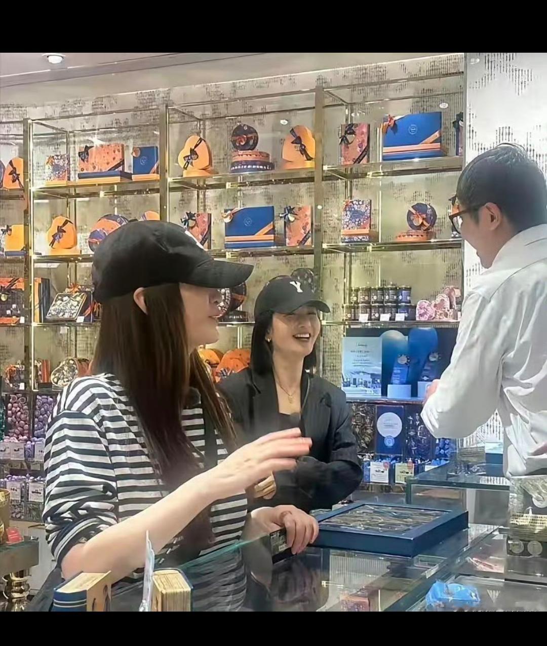 谢娜是出了名的人缘好，只不过没想到她俩关系竟如此好！网友近日在北京偶遇她俩逛街
