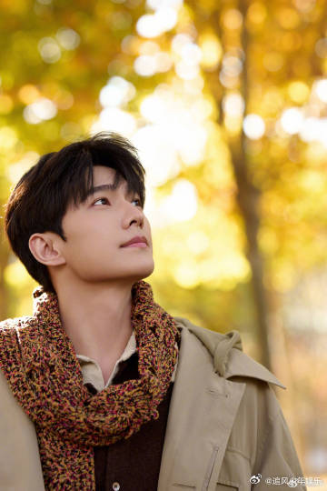 杨洋我的秋日男友杨洋身上带着秋日的温柔滤镜，他的每一个微笑都像是秋日里的果实，