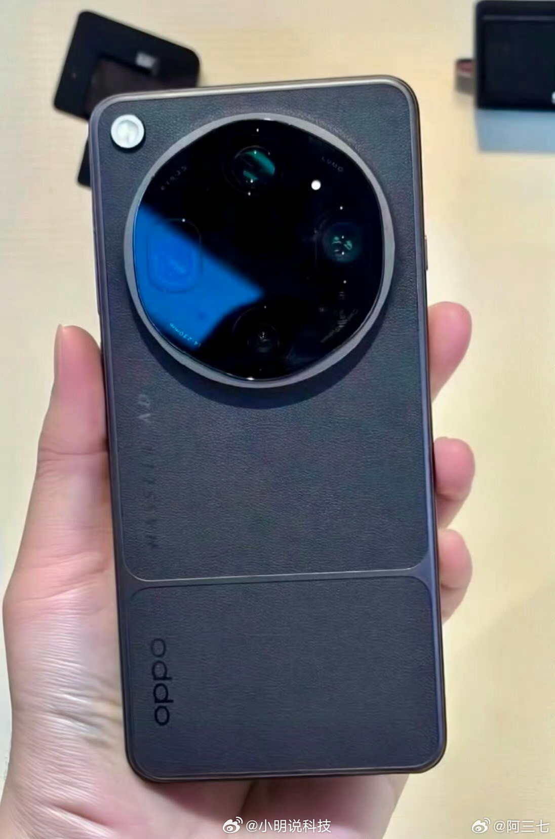 刚刷到OPPOFindX9Ultra的真机图，这次外观改动挺大的！镜头模组