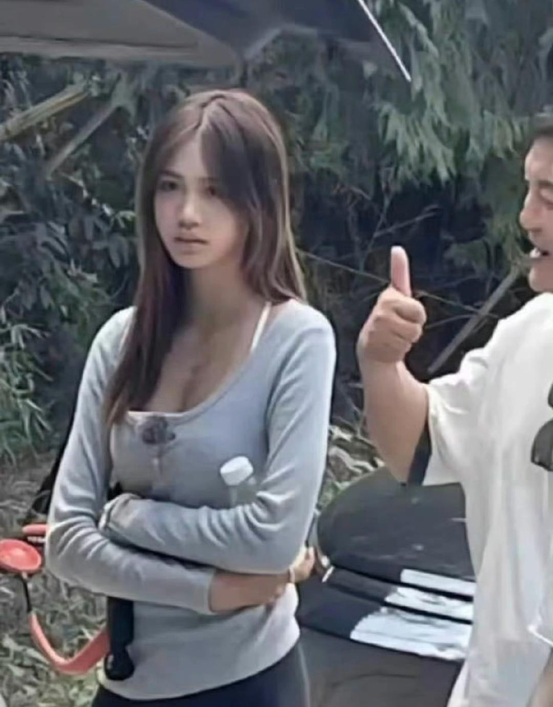 电视上看着一般般，真人巨漂亮，真是遗传到妈妈的优点，一点缺点都没有。