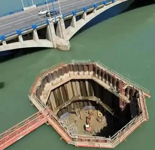 水下桥墩的建造，素来是古代桥梁工程中最具挑战性的环节。相比于陆地施工，水下环境复