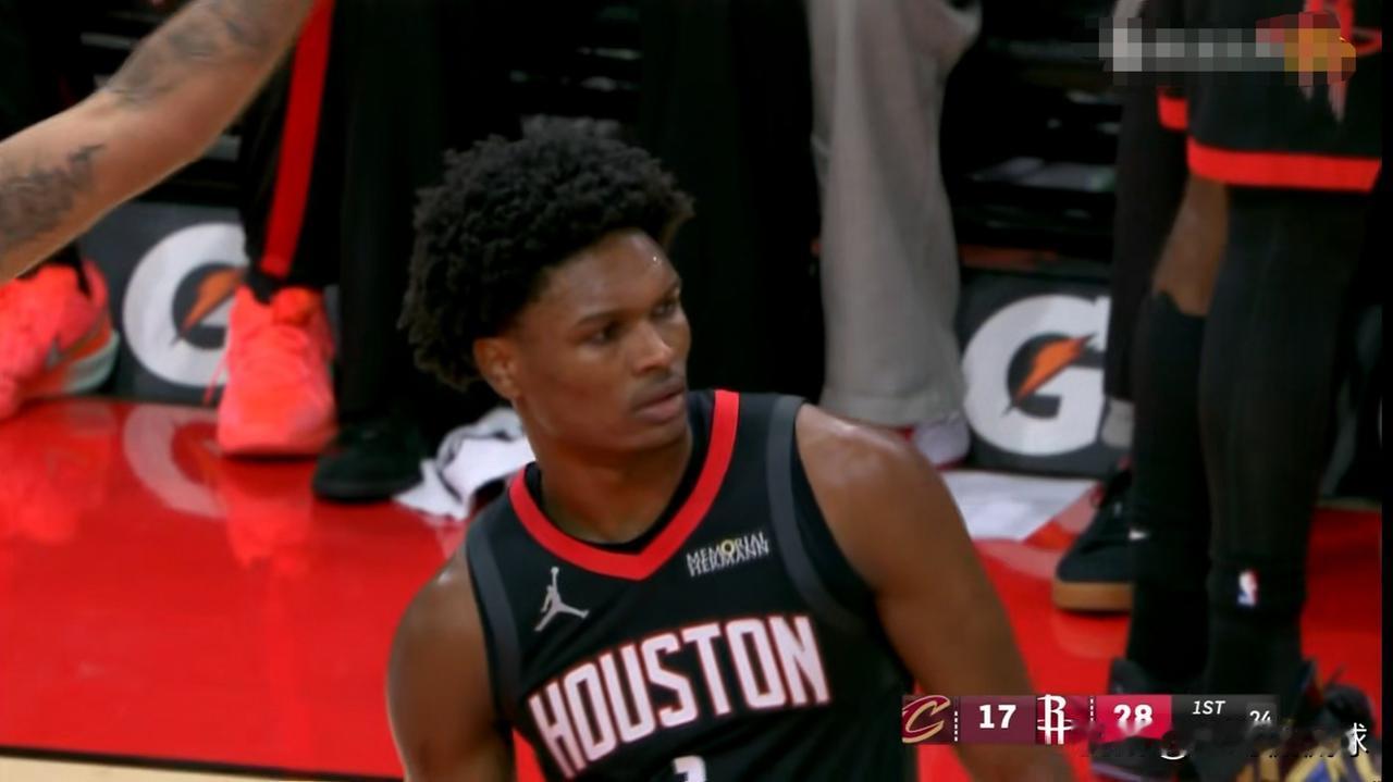 谁能拯救一下火箭新星阿门-汤普森的三分球？在今天火箭主场以117：100战胜骑士