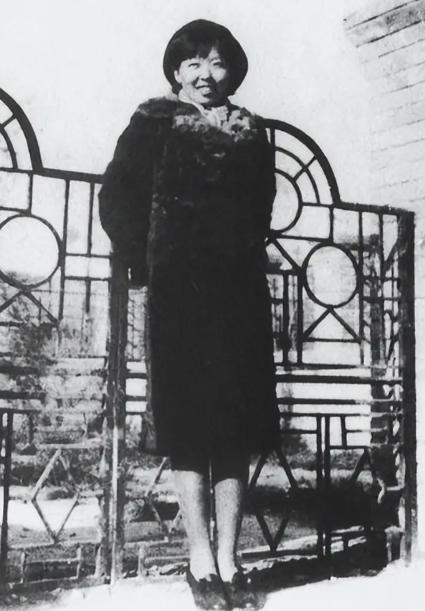 1938年五月，腹中怀着萧军孩子的萧红，在武汉和端木蕻良举行了婚礼。是夜，两人沐