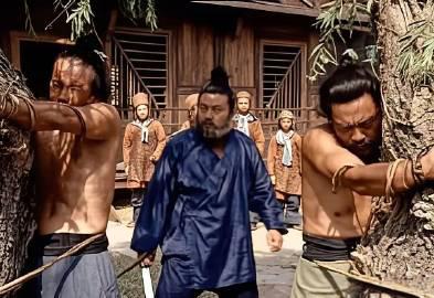 公元220年，关羽死后，张飞日日悲愤醉酒，任性责打下属。深夜，张飞突然腹部吃痛，