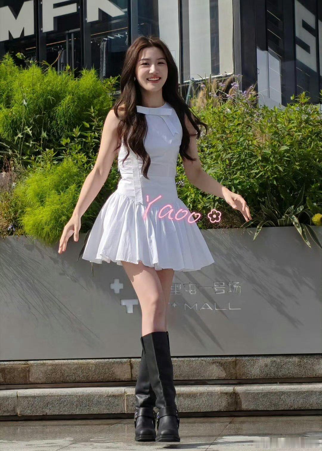 网友偶遇卢昱晓在三里屯打卡《入青云》明意痛楼真的皮肤好白好美😍​​​​
