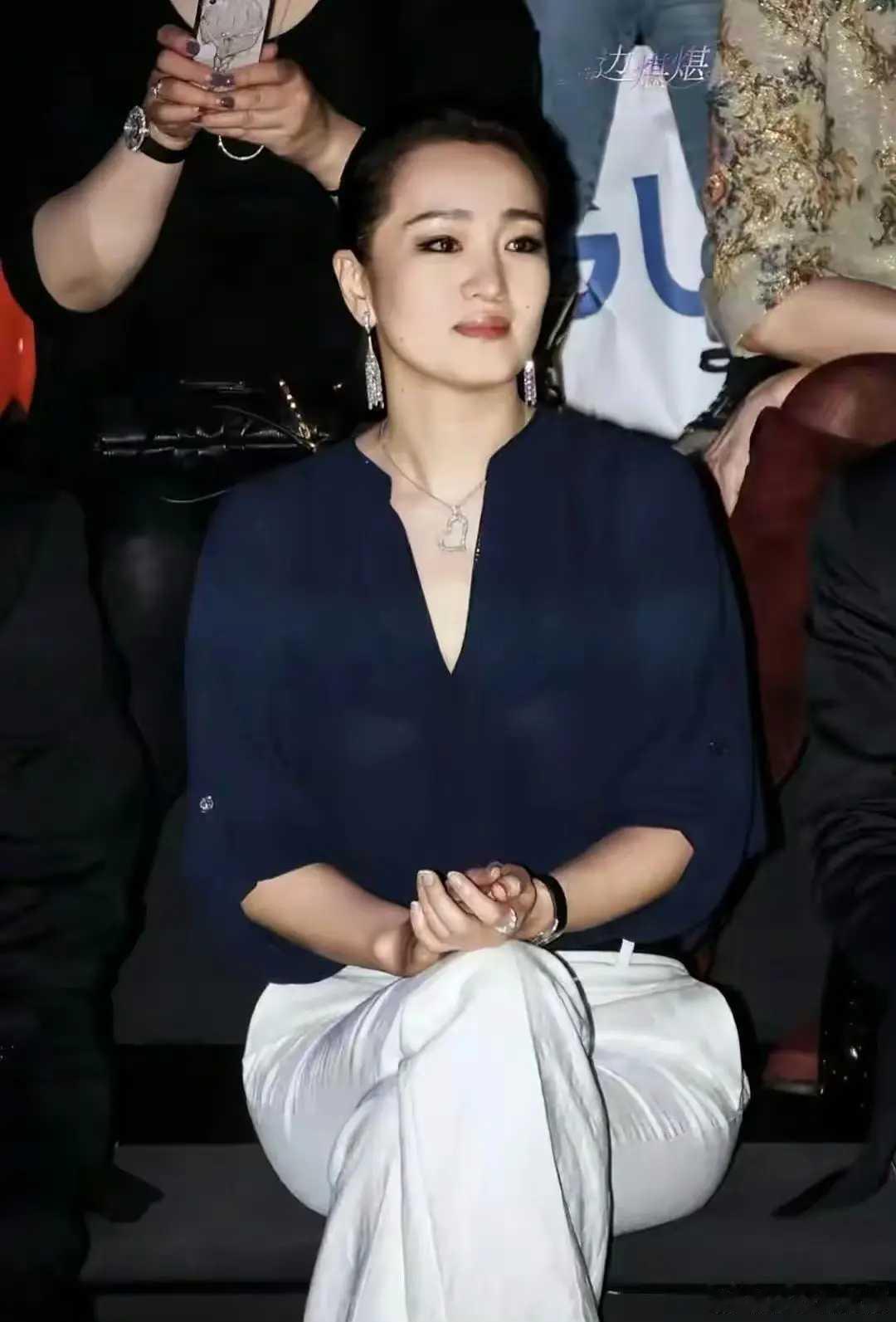 年轻时的巩俐，真的是太美了。一张东方标准“电影脸”：颧弓微隆，下颌线如折剑，刚