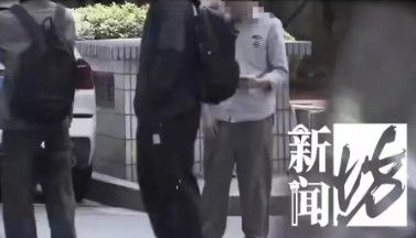 一爷叔看到2个男子在小区很怪异，20多℃的天气，他们都穿着黑色长袖长裤，戴着帽子