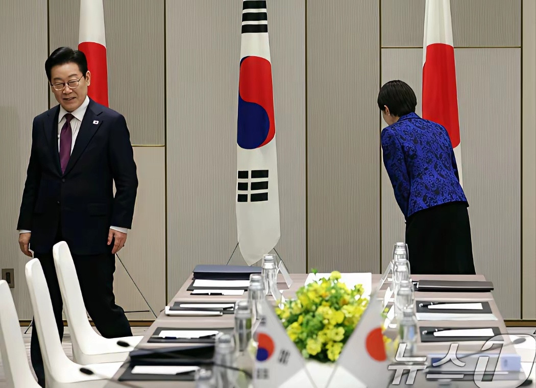 自从尹锡悦上次访日，稀里糊涂对着日本国旗鞠了躬，被韩国民众骂到“国耻代言人”。李