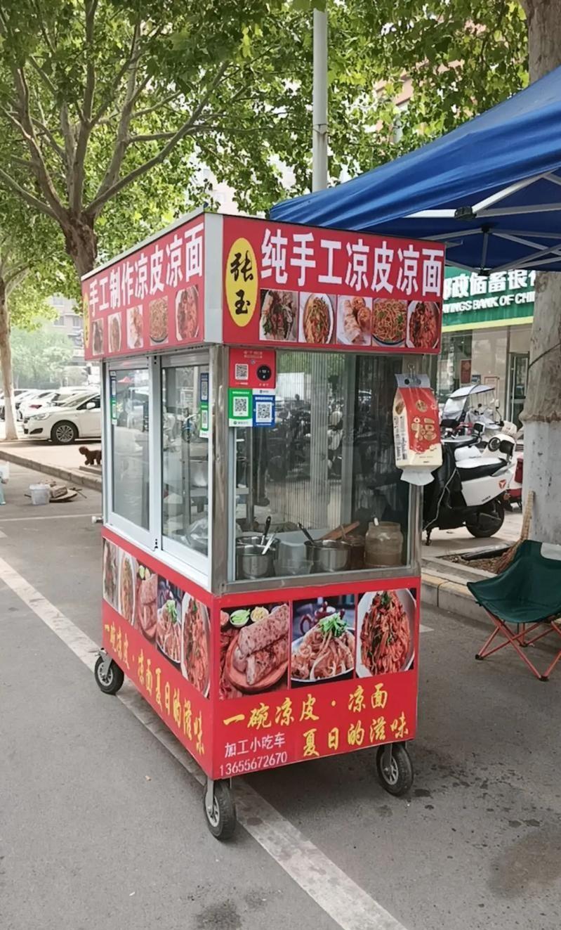 我朋友头脑一热花6000块钱去学做凉皮，6000块钱的学费就学了一天，成功出师