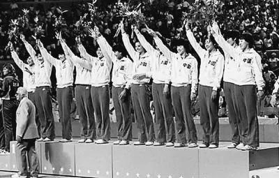 历史上的今天！1984年8月7日中国女排3比0战胜美国拿下奥运桂冠。42年过去