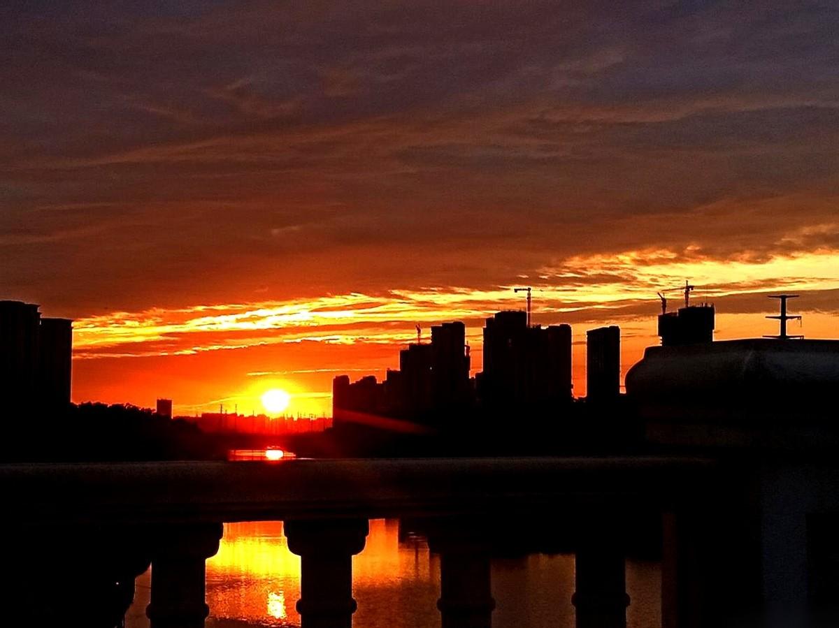 我跟你讲，一个单位里最可怕的，不是老板画的大饼，也不是加不完的班。是那种，你看