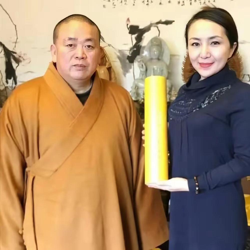画面中释永信看起来老实巴交，根本不像一位喜欢女色的人，况且他还是一位和尚，谁知道
