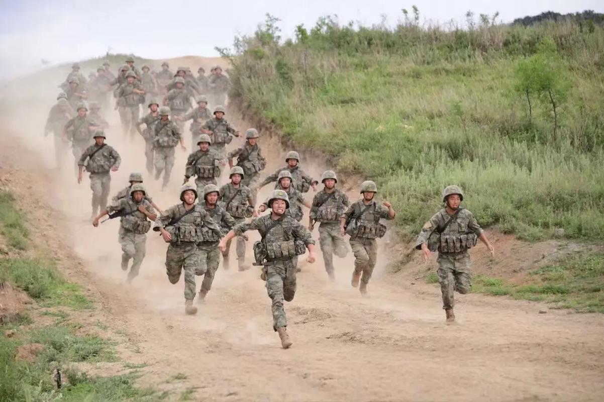 2010年新兵营来了个西藏兵，叫多吉。点名时指导员念到“多吉次仁”，他挺直腰板吼