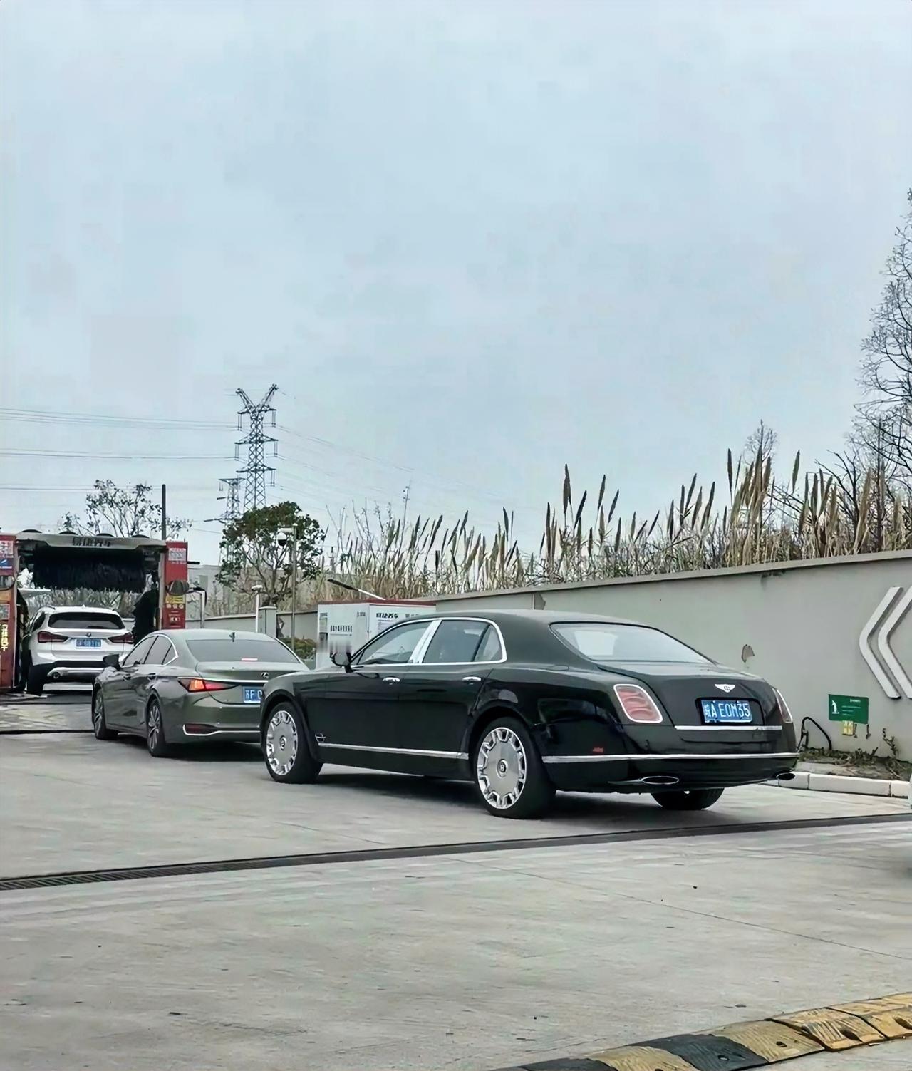 这个十块钱洗车是宾利吗？老a8也是a8老宾利就不是宾利嘛！而且，这么长，车头