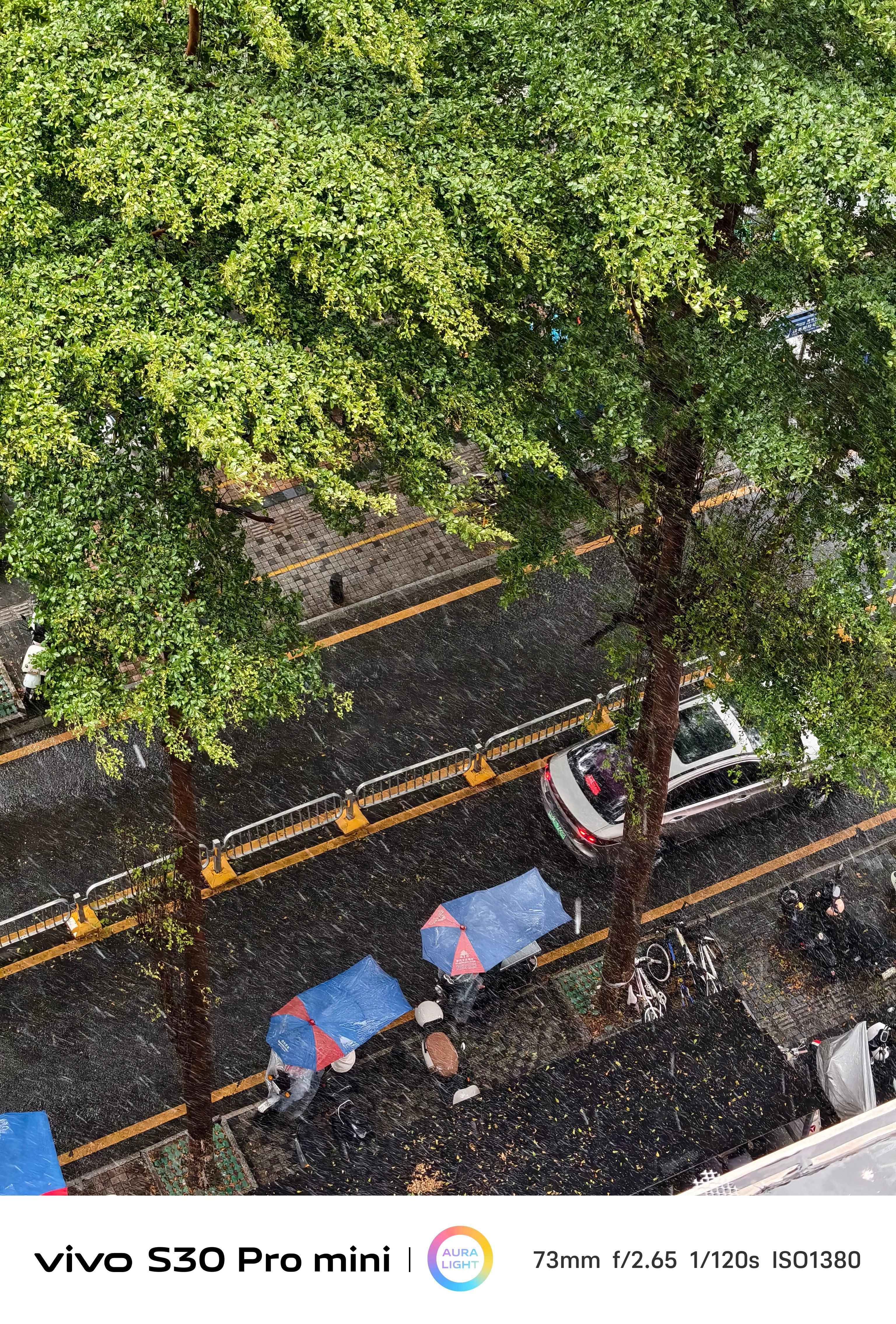 深圳停课停课？然并卵，停学不停工打工的牛马还是得顶着大雨上班[哭哭][哭哭]已经在排