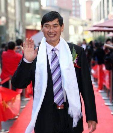 大衣哥朱之文的火，百分九十九是自己的努力，还有百分之一是无赖们的助推。大衣哥朱