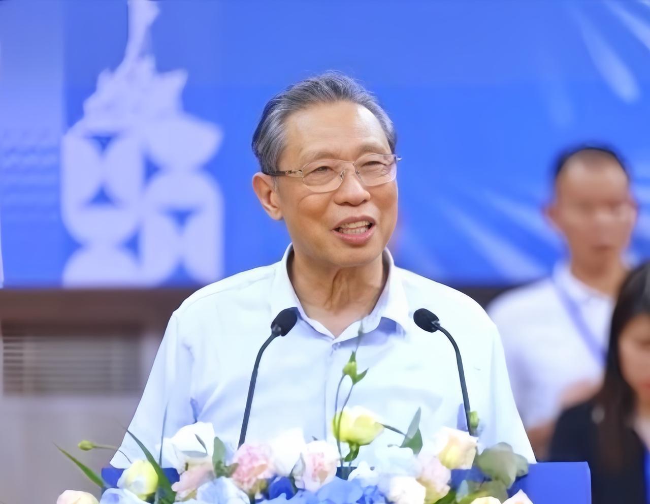 钟南山院士出席篮球邀请赛活动现场时谈到了自己对于中国男篮在亚洲杯上的表现时表示：