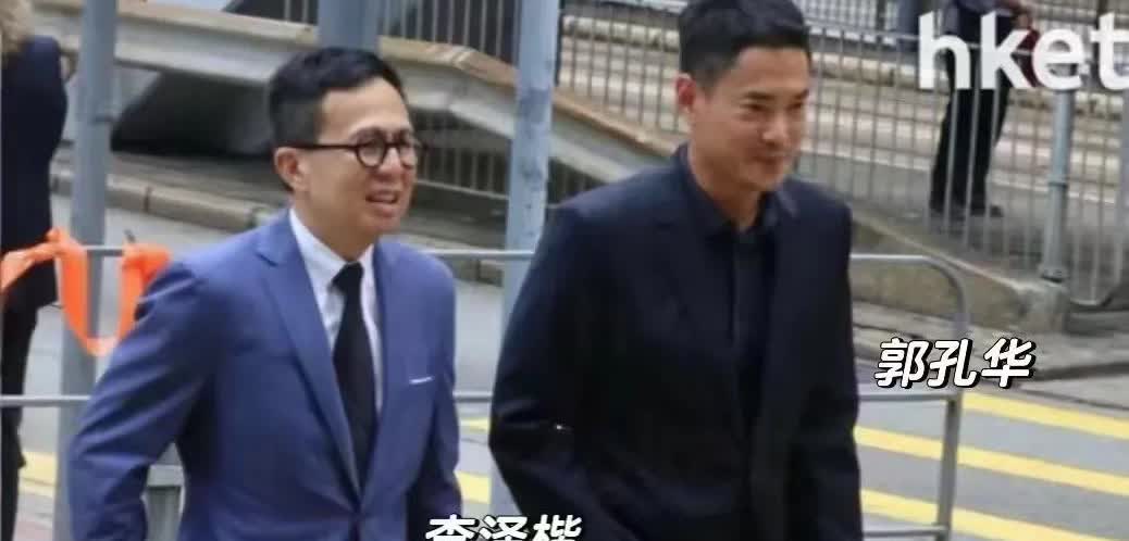 事实证明，没有结婚证，梁洛施压根没资格参加豪门之间的白事。李嘉欣跟着许晋亨出现在