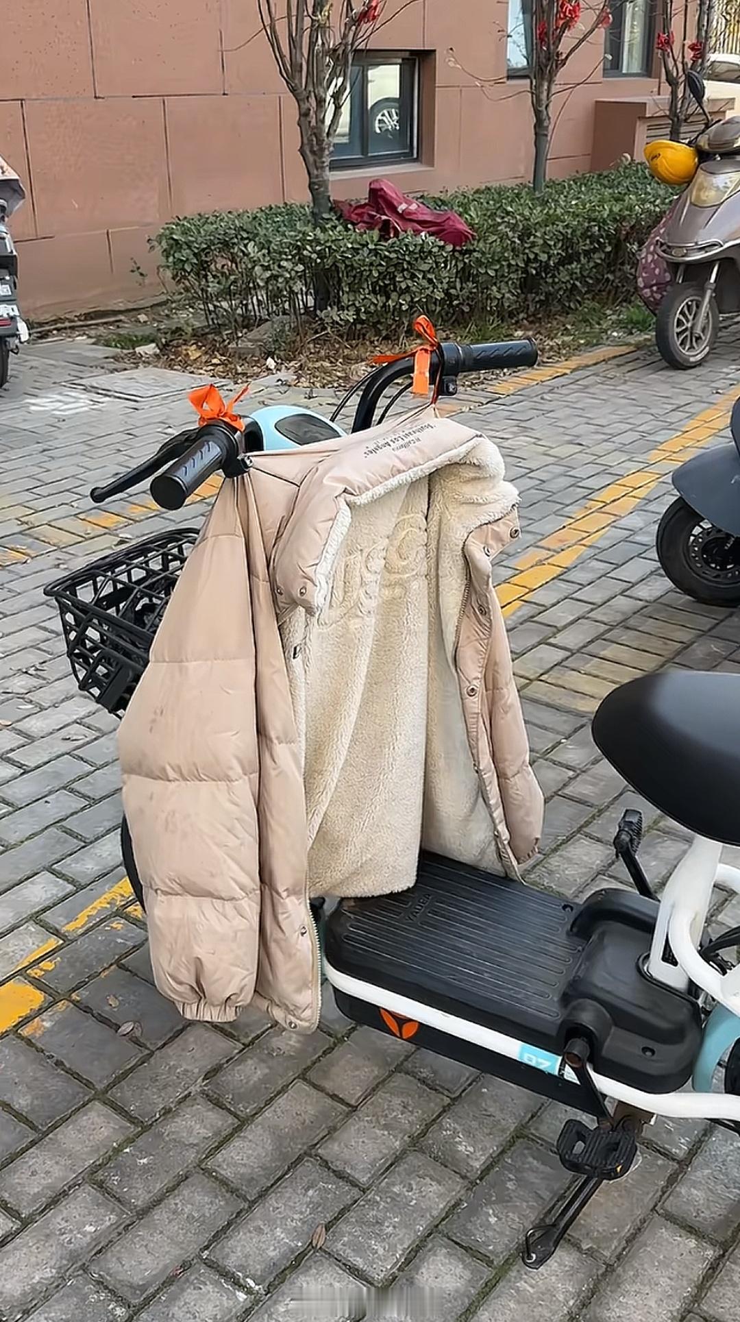 省钱小妙招，旧棉袄羽绒服挂车上就是挡风被，旧电饭煲可以当后备箱