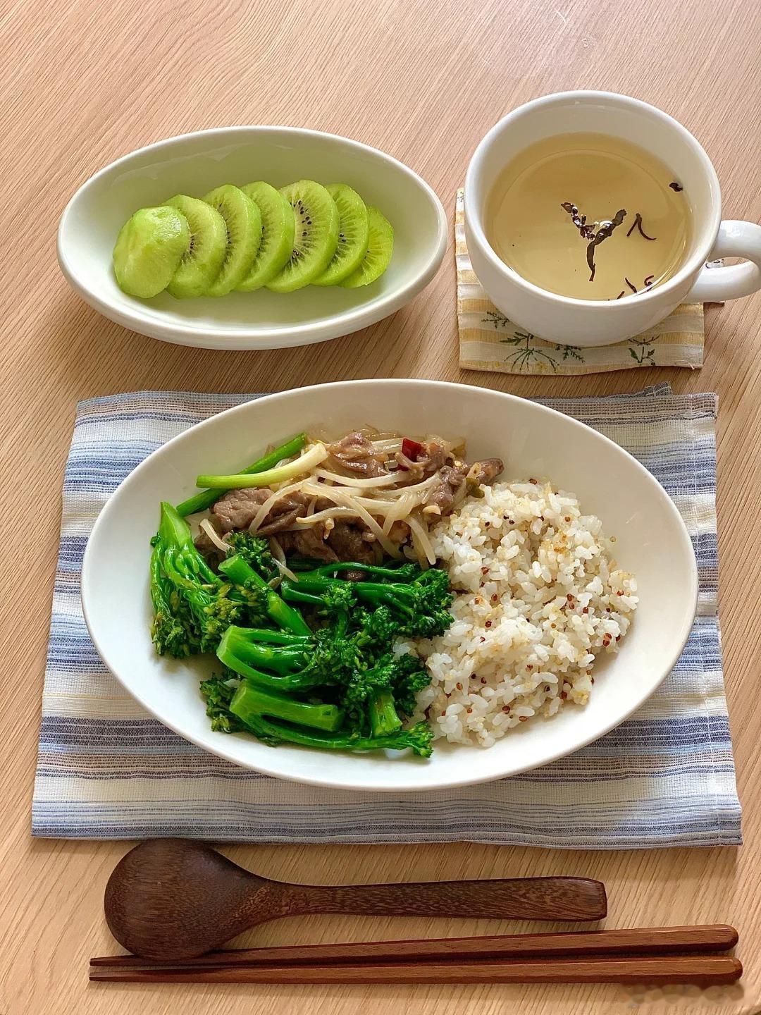 独居一人食今日食:豆芽炒牛肉、素炒西兰苔、藜麦饭干净饮食一人食吃什么减肥减脂吃这