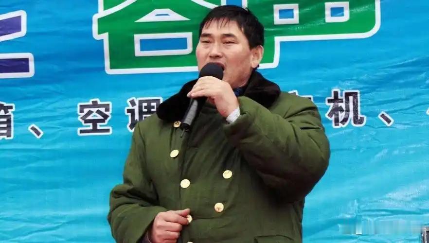 回村收麦子上热搜，大衣哥十年不涨商演价，为啥越不火越红？这段时间大衣哥朱之文又