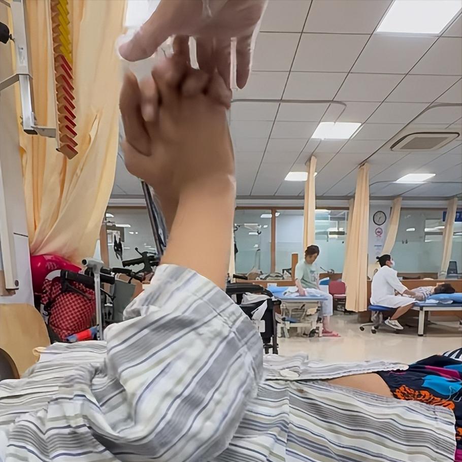 偏瘫坚持3动作，帮你告别肌张力高 动作一：Bobath握手牵伸——放松上肢