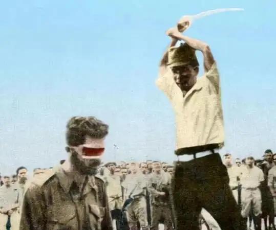 1943年，一个日本人砍下一个男人的的脑袋，结果因为这张照片，10万日本人全部都