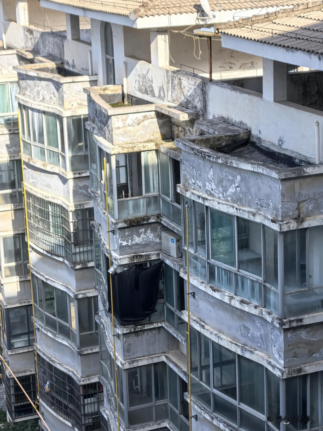 汤峪温泉房惨不忍睹近日去西安的汤峪镇泡温泉，发现有个令人不敢揣想的现象：全镇