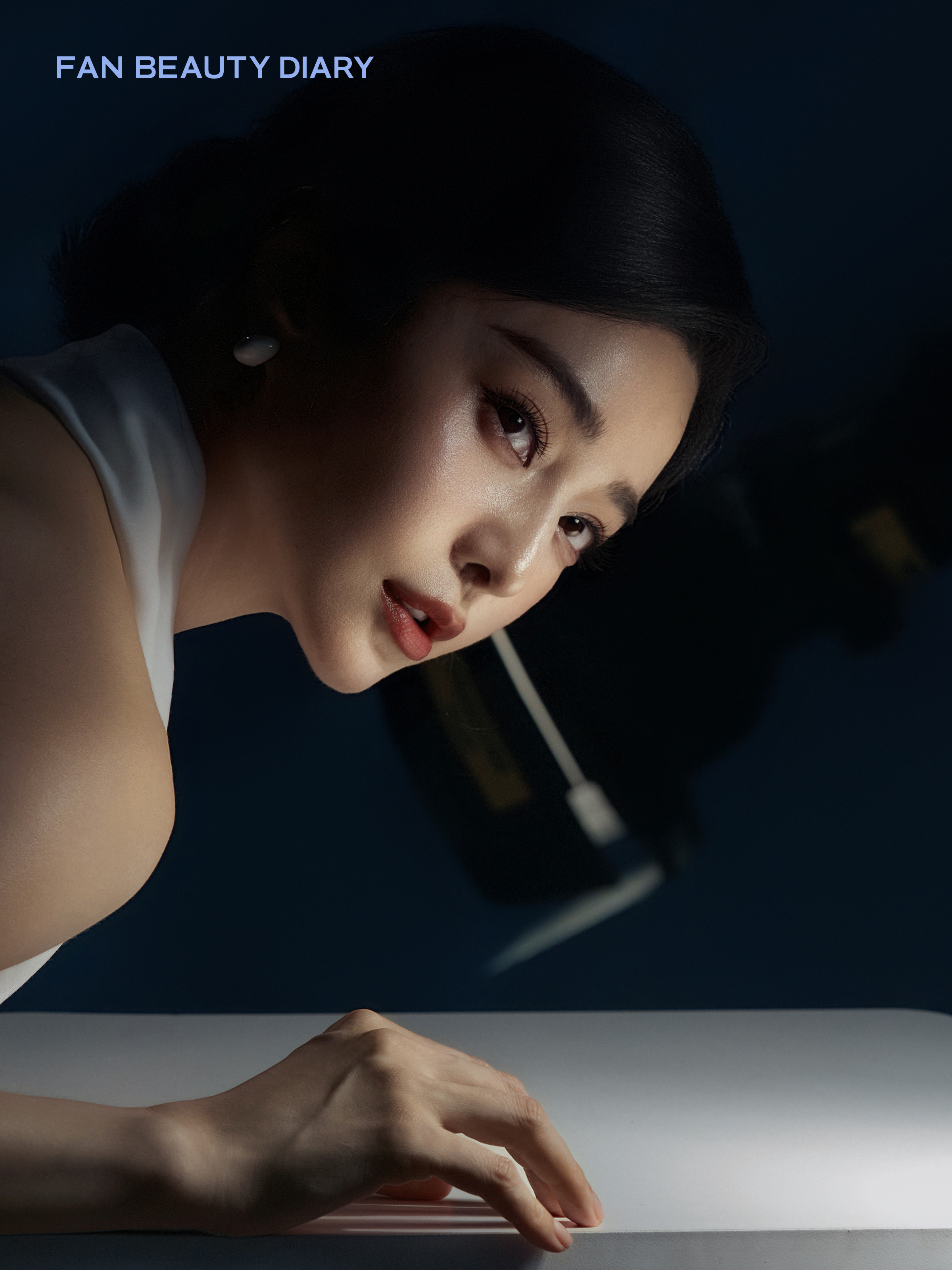 无需修饰，自带底气。捕捉到范冰冰在镜头前专注工作的瞬间。花絮来自新品「厚脸皮强韧