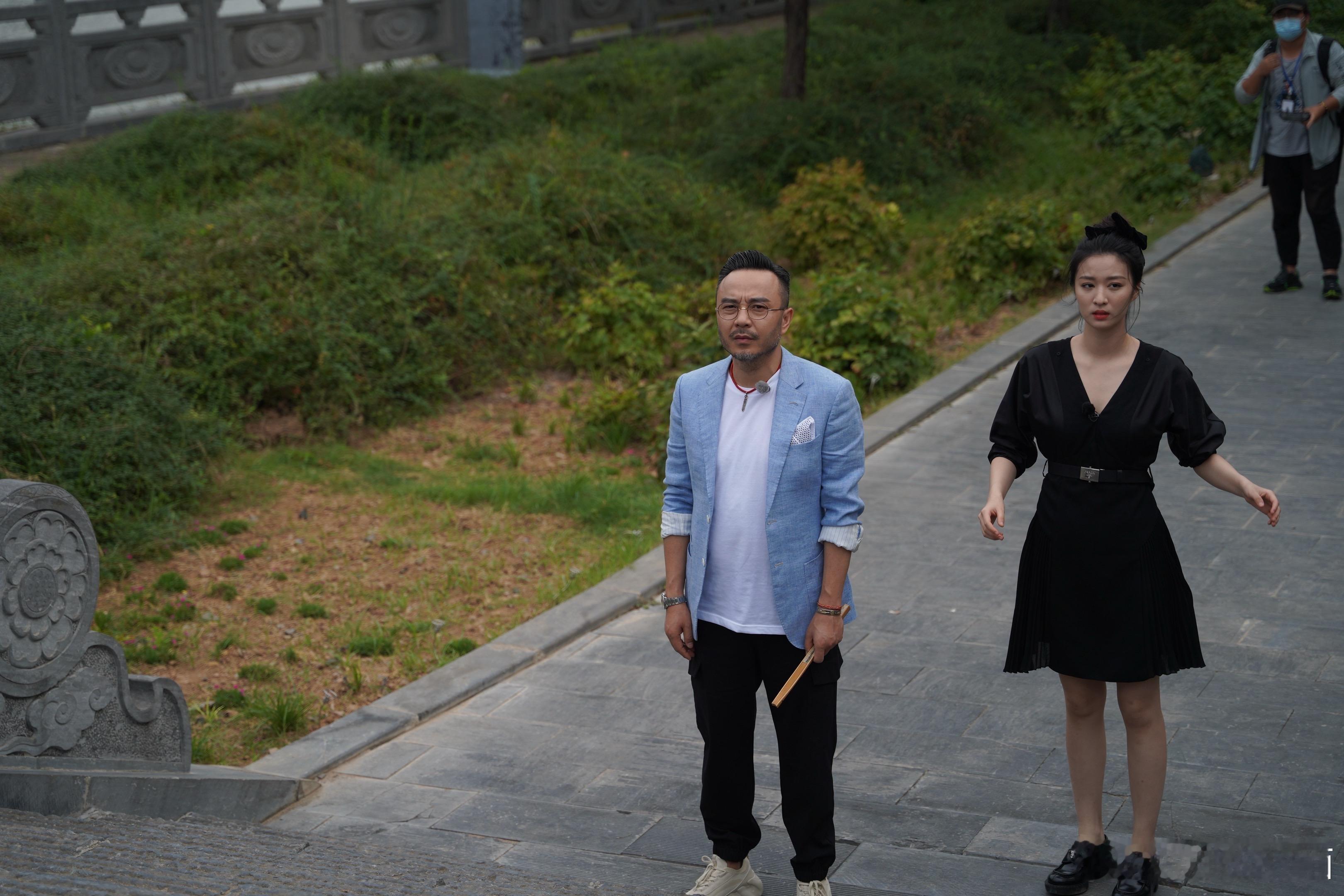 网友偶遇王楚然和汪涵在洛阳龙门石窟，王楚然一席黑裙干净利落，汪涵蓝色西装金丝眼镜