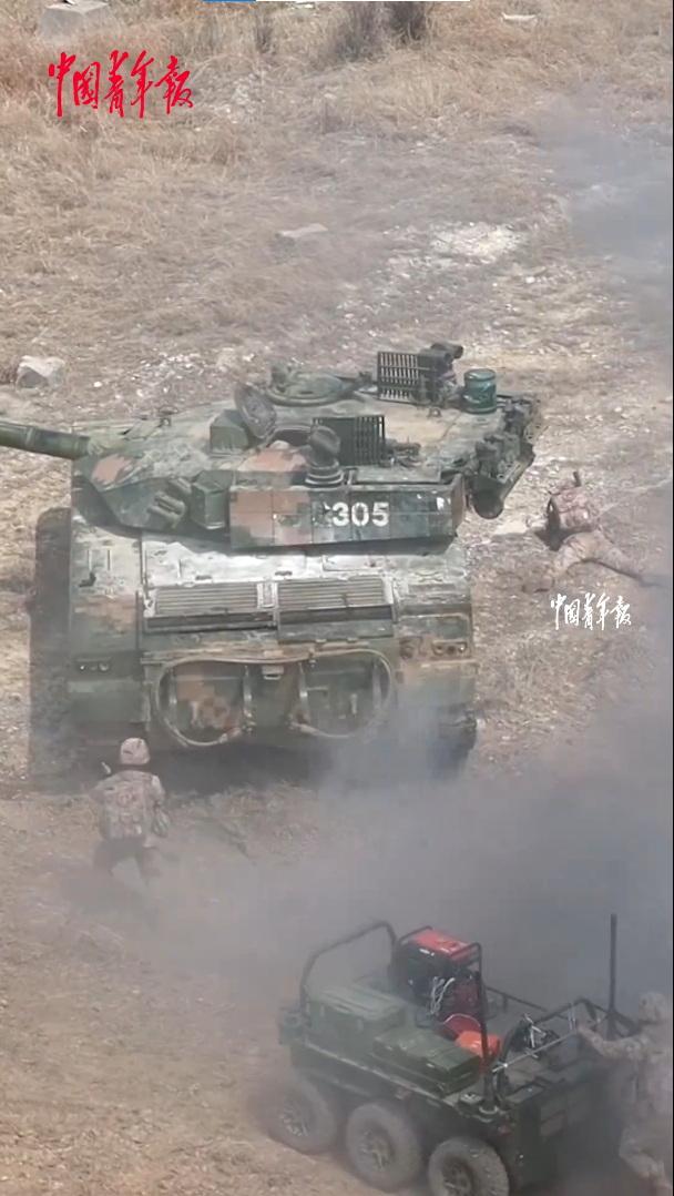 [呲牙笑]哟？96A坦克也加装了主动防御系统了（图1），看来100式坦克和