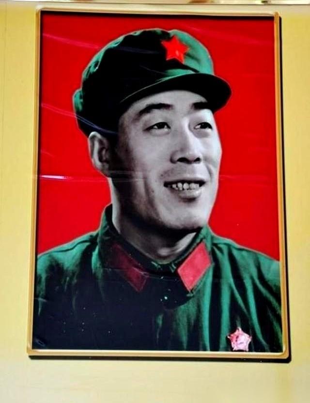 33岁，副大军区级，全军最年轻的高级干部之一。然后，一纸令下，让你回老家当老百