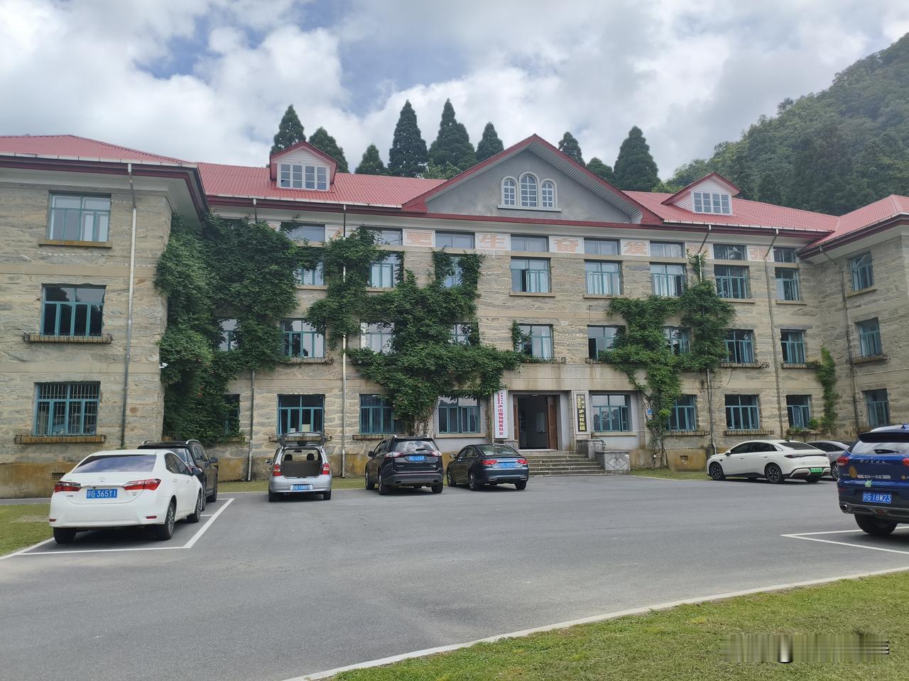 贾平凹担任陕西省作协主席很多年了，陕西省是文学大省，作家如云。有人想要这个位置，