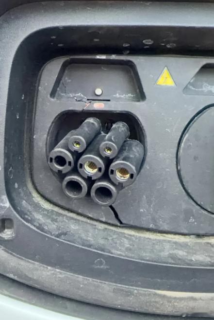 大家在外面快充的时候还是对自己的车好一点，千万别硬拔，我一个朋友拔烂之后，4S店