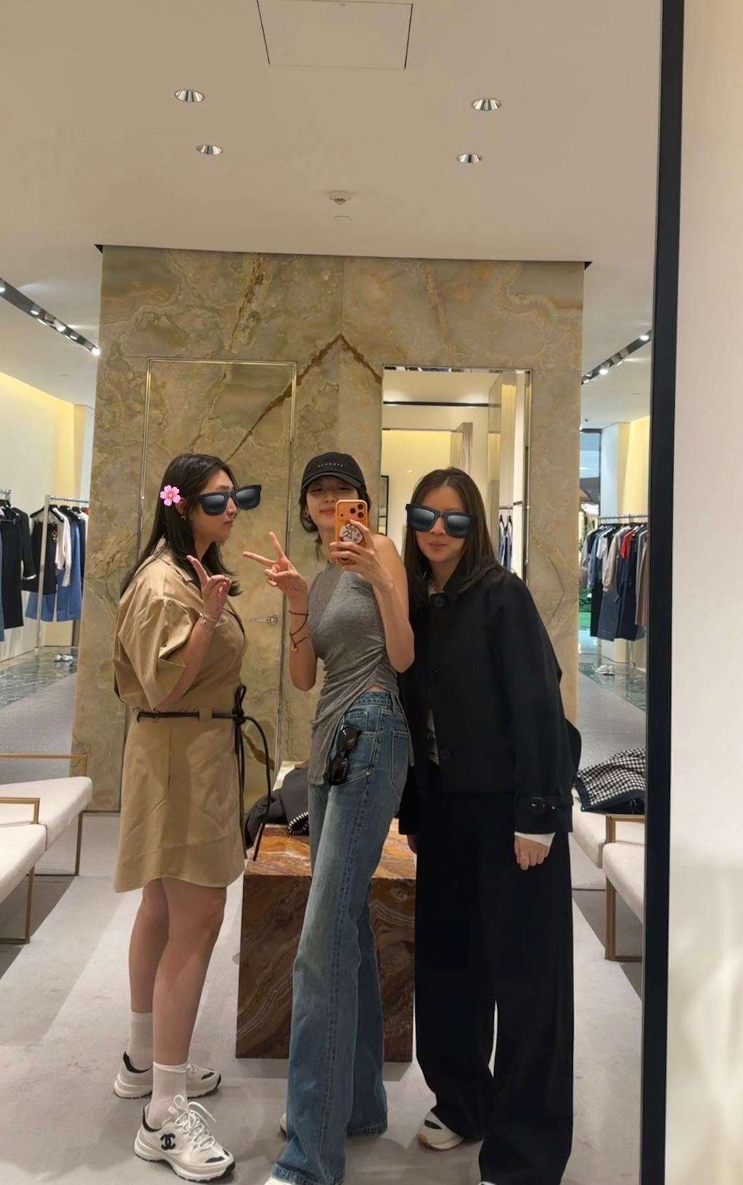 孙千更新动态发文：放假，放空，逛街，开心，嘻嘻嘻。同时还晒出了自己的大长腿照。